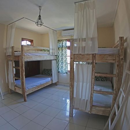 Surfers House Hotel Kuta  Exterior photo
