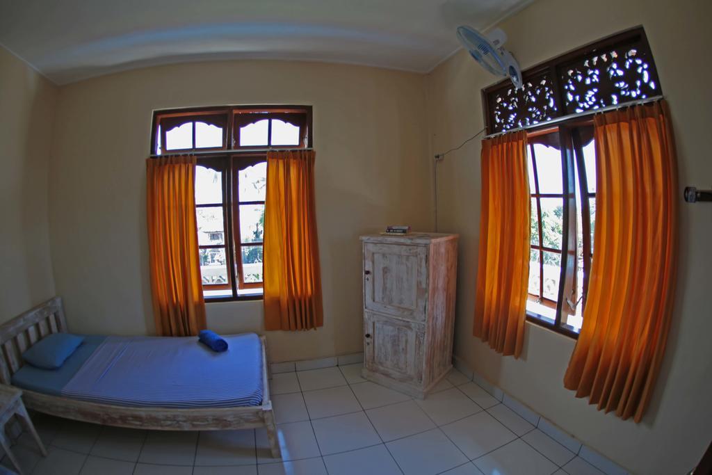 Surfers House Hotel Kuta  Room photo