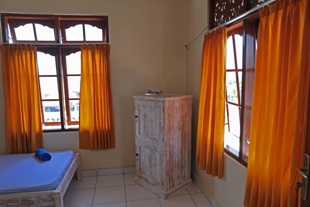 Surfers House Hotel Kuta  Room photo
