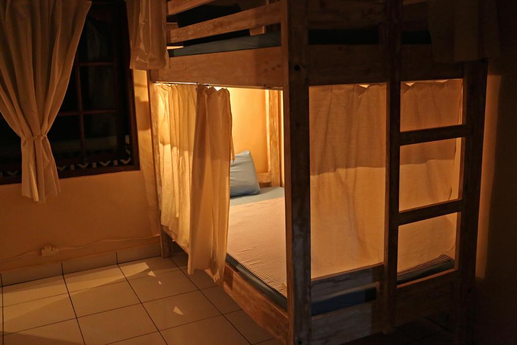Surfers House Hotel Kuta  Exterior photo