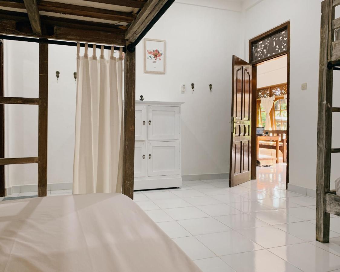 Surfers House Hotel Kuta  Exterior photo