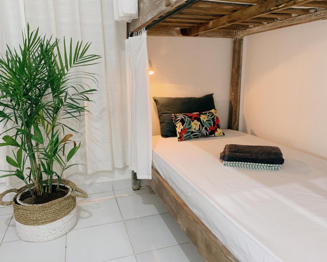 Surfers House Hotel Kuta  Exterior photo