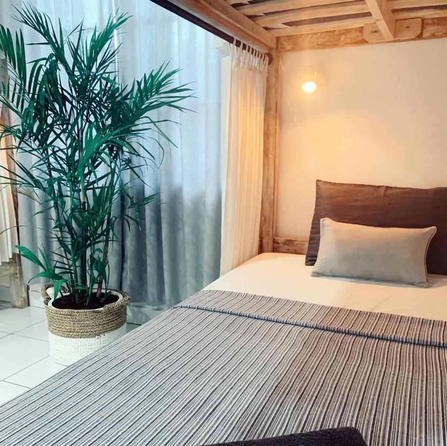 Surfers House Hotel Kuta  Exterior photo